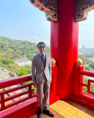 Mike He Instagram - 親愛的妹妹訂婚🤗🤗🤗 #只有重要場合才出動的西裝🤣