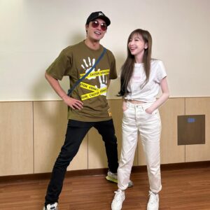 Mike He Instagram - 好像是第一次有時間可以來現場欣賞表演，恭喜圓滿順利，很精彩的演出，祝巡迴演唱會順利，場場爆滿，一切平安健康 @cyndiloves2sing  #新歌biteback好好聽 #不哭好有回憶也是我最喜歡的主題曲之一🤣 #每首都經典 #sugarhigh巡迴演唱會