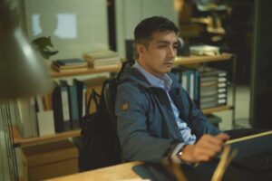 Mike He Instagram - 終於可以自己發一下新角色的照片啦！能有機會改變外在去挑戰新的角色，是我一直想做的事，也是當演員最過癮的地方🤗 #不夠善良的我們