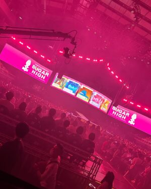 Mike He Instagram - 好像是第一次有時間可以來現場欣賞表演，恭喜圓滿順利，很精彩的演出，祝巡迴演唱會順利，場場爆滿，一切平安健康 @cyndiloves2sing  #新歌biteback好好聽 #不哭好有回憶也是我最喜歡的主題曲之一🤣 #每首都經典 #sugarhigh巡迴演唱會