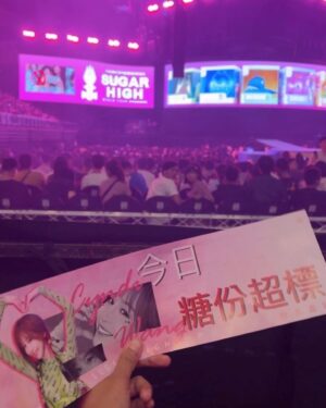 Mike He Instagram - 好像是第一次有時間可以來現場欣賞表演，恭喜圓滿順利，很精彩的演出，祝巡迴演唱會順利，場場爆滿，一切平安健康 @cyndiloves2sing  #新歌biteback好好聽 #不哭好有回憶也是我最喜歡的主題曲之一🤣 #每首都經典 #sugarhigh巡迴演唱會