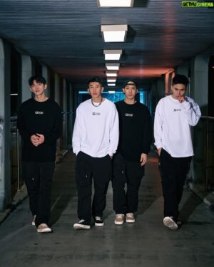 Mike Lin Instagram - 難得四人聚在一起🫶🏻

新的一年一起穿新衣繼續紅紅火火🔥

@aes_taipei  x @unknowndomain_official 

#aestaipei #unknowndomain