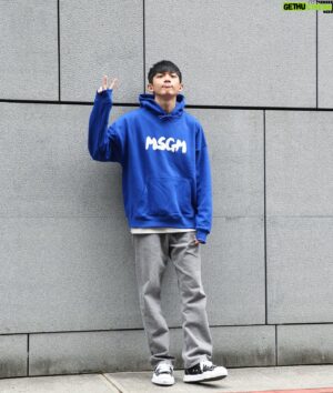 Mike Lin Instagram - Happy Blue Monday ✌🏻☔️

Ⓜ️ @msgm 
🫶🏻 @bluebelltw 

#msgm #ootd
