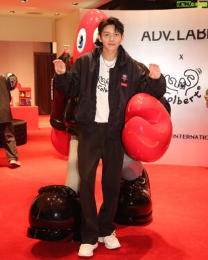 Mike Lin Instagram - 想像成為一隻龍蝦🦞
-
-
-
-
《LOBSTER IN ADVENTURE》
聯名限定快閃店2023/12/01~2024/01/07
新光三越A8一樓/香堤大道廣場側
-
-
-
LOBSTER IN ADVENTURE」聯名收藏品!
[抽獎方式]
■活動時間:即日起至2023/12
<<Step1>>
追蹤 @adv_label lG帳號
<<Step2>>
進入聯名網站參與《LOBSTER跨時空人生四格拍貼》
*網址請見IG簡介處
<Step3>>
將拍貼分享至個人IG限時動態並tag @adv_label 
<<Step4>>
傳送截圖畫面及關鍵字
【展開跨時空冒險]至ADV_LABEL 官方IG聊天室
完成以上步驟就有機會獲得
SANDARA PARK親筆簽名20CM聯名收藏品1件
(定價$9,880)

更詳細的活動細節記得上去官方ig 看唷！
別錯過了同學們🫶🏻

🦞 @adv_label  @philipcolbert 
✂️ @jimmy1987909 
📷 @wwwuccchi 

#ADV_LABEL 
#adventureinprogress 
#LOBSTERINADVENTURE