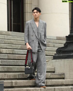 Mike Lin Instagram - 「 我是用我的心去感受對方。
工作上，一起共事的人最重要。
 —— 梁朝偉 」

感受現在的一切就像是這套衣服帶給的成熟感，有了衣服的襯托，少了那一點不成熟的味道。關於青年準備成長為壯年，面對現在的一切人事物珍惜且感恩，然後繼續努力的成為更好的自己！

@gucci 

#gucci #gucci2024cruise