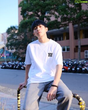 Mike Lin Instagram - 愛不該被定義，愛是平等🌈

COS 會將此系列 100% 的利潤捐贈至同志諮詢熱線協會🫶🏻

@cosstores 
#costaipei #lgbtqia

📷 @david_der_der ✌🏻