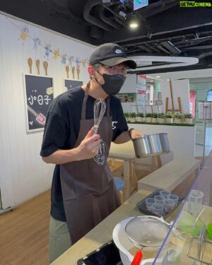Mike Lin Instagram - 做了焦糖布丁然後吃完了才發現…
沒拍成品只留這下這個謎之律動跟照片🤣

@aikyoz.67 下次再來挑戰其他的😂

#dessert #caramelpudding