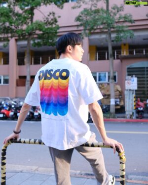 Mike Lin Instagram - 愛不該被定義，愛是平等🌈

COS 會將此系列 100% 的利潤捐贈至同志諮詢熱線協會🫶🏻

@cosstores 
#costaipei #lgbtqia

📷 @david_der_der ✌🏻