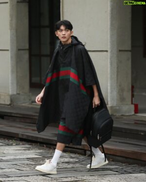 Mike Lin Instagram - @gucci  2024SS
 
斗篷看似輪廓線條簡潔俐落，穿上後發現許多有趣的細節，戴上帽子又增添了一種神秘感讓人想探索整套衣服，也為春夏開啟了有趣的篇章！

#gucci #gucci2024cruise