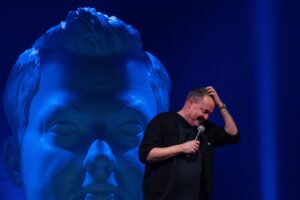 Mike Ward Instagram - Hier après la première de Modeste au Club Soda, on m’a remit un billet d’or pour souligner la vente de plus de 50,000 billets.

Ç’a aucun sens.

On a modestement vendu 50,000 billets en moins d’un mois.

Merci à tout ceux (et celles) qui ont participé de près ou de loin à ce succès, je vous suis éternellement reconnaissant.

-Mike