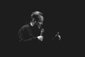 Mike Ward Instagram - Rodage de Modeste à la @mcwaterloo.wow

Billets pour mes autres dates: Mikeward.ca

Photographe: @michelgrenier

#comedian #humour #standup #standupcomedy #humoriste #funny #sonyalpha #photo #comedyclub #montreal #liveshow #mtlphotographer #sonyimages #MikeWard #sonyA1 #Modeste #brag #MWSE