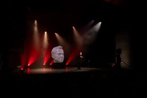 Mike Ward Instagram - Quelques images de la première médiatique à la @salle_albert_rousseau.

📸 @michelgrenier