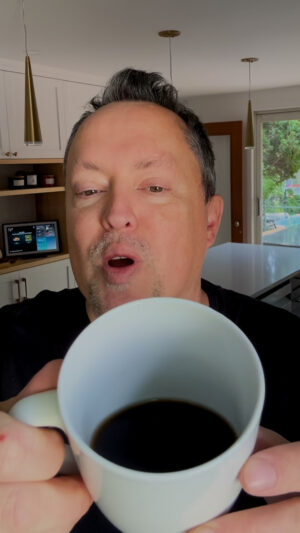 Mike Ward Instagram - Petit truc pratico-pratique pour bien terminer la semaine de travail! ☕