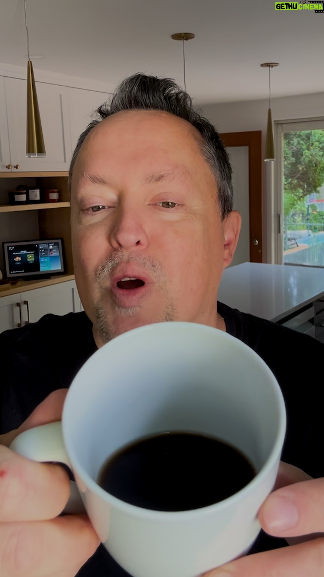 Mike Ward - 2.3K Likes - Petit truc pratico-pratique pour bien terminer la semaine de travail! ☕