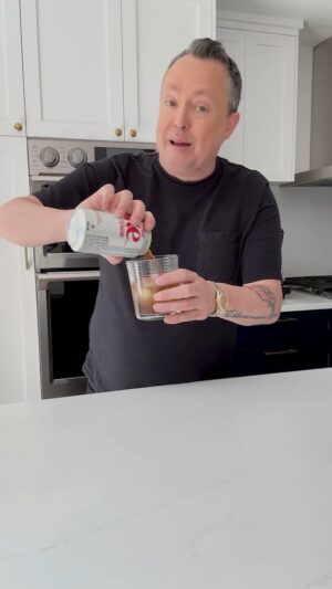 Mike Ward Instagram - Voici comment faire un Vodka Coke Diète! 🥃
.
.
.
#vodka #drink #wardvodka #mikeward