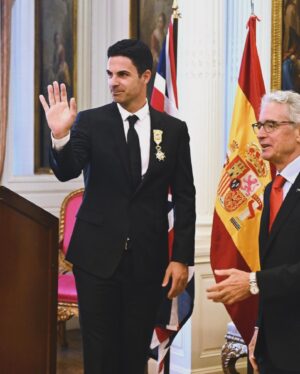 Mikel Arteta Instagram - Ayer tuve el honor de recibir la Cruz de Oficial de la Orden de Isabel la Católica de manos de la Embajada Española en Londres, rodeado de mi familia y de mi gente. Agradezco sinceramente este reconocimiento, que me llena de orgullo. Siempre estaré agradecido por el apoyo que me han brindado a lo largo de toda mi carrera. ¡Un momento especial que atesoraré siempre! 
Yesterday I had the honor of receiving the Officer’s Cross of the Order of Isabella the Catholic from the Spanish Embassy in London, surrounded by my family and loved ones. I sincerely appreciate this recognition, which fills me with pride. I will always be grateful for the support they have given me throughout my career. A special moment that I will always cherish!