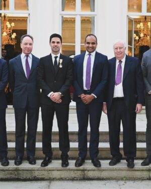 Mikel Arteta Instagram - Ayer tuve el honor de recibir la Cruz de Oficial de la Orden de Isabel la Católica de manos de la Embajada Española en Londres, rodeado de mi familia y de mi gente. Agradezco sinceramente este reconocimiento, que me llena de orgullo. Siempre estaré agradecido por el apoyo que me han brindado a lo largo de toda mi carrera. ¡Un momento especial que atesoraré siempre! 
Yesterday I had the honor of receiving the Officer’s Cross of the Order of Isabella the Catholic from the Spanish Embassy in London, surrounded by my family and loved ones. I sincerely appreciate this recognition, which fills me with pride. I will always be grateful for the support they have given me throughout my career. A special moment that I will always cherish!
