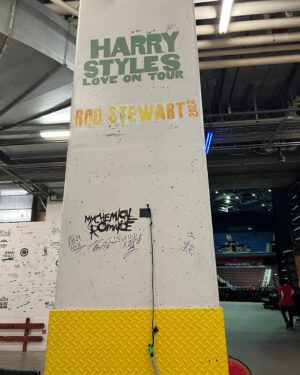 Mikey Way Instagram - We seem to keep bumping into you on this run @harrystyles! (We love you too @sirrodstewart) 🙌