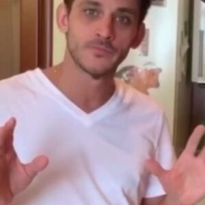 Mikhail Bashkatov Instagram - Готовил для рубрики @okmagazine_ru  и подумал может и свою рубрику сделать? А, друзья, будете готовить со мной? 
И так,ингредиенты:
Лапша (гречневая, фунчоза, рисовая - то есть любая)
Корень имбиря
Чеснок
Лук
Морковь
Сладкий перец
Брокколи
Куркума
Тофу (или курица, говядина, морепродукты)
Соевый соус
Кто приготовит, делитесь и отмечайте меня, зайду полайкаю)))