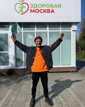 Mikhail Bashkatov Instagram - Мне тут недавно исполнилось 40 лет! 😱 Я то ничего не почувствовал, но заметил, что пожеланий здоровья стало в разы больше!)) 
Ну я решил прислушаться к пожеланиям, и пошёл проверять своё здоровье. Рядом с домом нашёл павильон @zdrav_mos и без предварительной записи и что немаловажно бесплатно, сделал чекап. Проверили все как надо: кровь, сердце, глаза, щитовидку, легкие. В общем все по полной программе за 40 минут)  Прям как чекап в платной клинике, только бесплатно)) Тут, кстати, могут вас дополнительно обследовать, если вы болели ковидом. Проверют легкие и бронхи. В наше время это мегаважно. 

А про меня, если коротко. Здоров!  Чего и вам всем желаю!!!