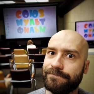 Mikhail Kshishtovsky Instagram - Случилось то, что можно считать в моей карьере актера дубляжа новым, клевым шагом вперед. Меня позвали озвучивать оригинального, самостоятельного персонажа в мультсериале!

То есть, я не дублирую иностранное - я сам создаю голос персонажа! И потом под эту мою работу аниматоры будут рисовать его, оживлять, так сказать.

Естественно, пока все подробности под замком NDA, но когда будет возможность анонсировать - сделаю тут же.

Могу сказать так: я получил эту работу совершенно случайно! Меня позвали на экскурсию на Союзмульфильм. Если честно, я думал, что там все грустно и тоскливо: вы же помните, как я разнес "Ну, погоди!")) А оказалось, там шарашат кучу проектов помимо мульта с Харламовым и Хрусталевым. Я вообще выпал из отечественной анимации - знаю только Смешариков да Машу и Медведя.

Так вот, среди кипящей работы над вереницей мультов, я прохожу мимо одного из отделов студии и вижу потрясные арты природы, которые нарисованы под этот секретный мульт. Стало интересно, что это за красота, мне показали наработки и я остался в восторге))

Мне понравилась задумка, двухмерная рисовка, уникальный стиль, как ребята вникают в тему мультсериала, в его атмосферу. Его сценарии вроде и простые, но очень душевные, ламповые и добрые. А главное, это все вместе работает хорошо! И это даже не реклама - мне реально понравилось!

И так уж вышло, что мне и понравилось, и место под озвучку персонажа мне нашлось. Скажу прямо - напросился))

В общем, как только NDA поослабят - накидаю вам еще мыслей на эту тему, а пока считайте это моей хвасталкой и текстовым тизером. Короче, внезапно выяснил, что анимация жива))