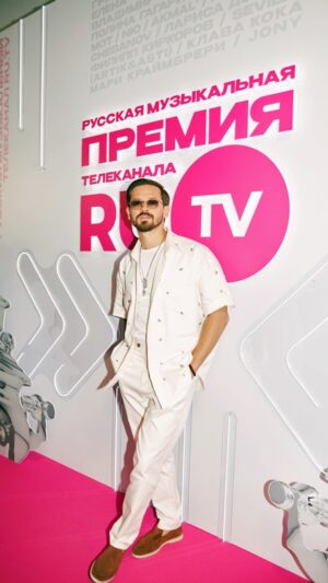 Mikhail Reshetnyak Instagram - Хроники с премии @ru_tv. 

Оцениваем соблюдение белого дресс-кода? 👇🏽😏 

Photo: @dereguzoova