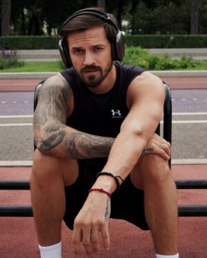 Mikhail Reshetnyak Instagram - WORK OUT. Погода в Москве супер. Идеальное время сменить фитнесс-клуб на парк. 🔥 

Кто тоже занимается спортом — пишите каким? 👇🏽