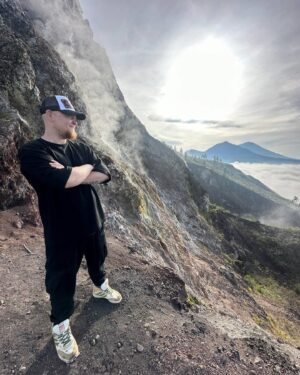Mikhail Stognienko Instagram - Это я на вулкан поднимался, а вы не видели. Вот смотрите