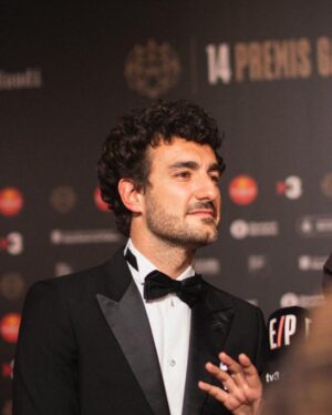 Miki Esparbé Instagram - #PremisGaudí2022 ✨✨✨ @academiacinecat 
👔: @emporioarmani 🙌🏻 @jd_val