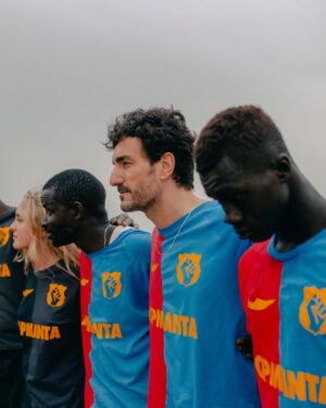 Miki Esparbé Instagram - BARÇA O BARZAKH és la frase que les persones del Senegal diuen abans d'emprendre el seu perillós viatge cap a Europa a bord d'una embarcació precària. Vol dir "Barcelona o mort". Arribar o morir en l'intent.
L'any 2023, almenys 6.618 persones van morir en aquest trajecte que, any rere any, ha convertit el Mar Mediterrani en la fossa comuna més gran del continent.
Per recordar les seves vides i per denunciar les polítiques de fronteres de la Unió Europea, Top Manta la marca social i solidaria dels manters de Barcelona, presenta aquesta col•lecció.

••••••••••••••••••••••••••••

BARÇA O BARZAKH es la frase que las personas de Senegal dicen antes de emprender su peligroso viaje hacia Europa a bordo de un cayuco. Quiere decir
"Barcelona o muerte", llegar o morir en el intento.
En 2023, al menos 6.618 personas murieron en este trayecto que, año tras año, ha convertido al Mar Mediterráneo en la fosa común más grande del continente.
Para denunciar políticas de fronteras de la Unión Europea y para recordar a las personas que han perdido la vida intentando cruzarlas, @topmanta_bcn
presenta esta colección.

••••••••••••••••••••••••••••

BARÇA OR BARZAKH is the phrase that accompanies our dangerous journey to Europe aboard a small fishing boat. It means "Barcelona or death," to arrive or die trying.
In 2023, at least 6,618 people died on this journey, which year after year has turned the Mediterranean Sea into the largest mass grave on the continent.
To denounce the European Union's border policies and honor the memory of those who have perished trying to cross, Top Manta has launched this collection!

••••••••••••••••••••••••••••

www.topmanta.store ✊🏻❤️