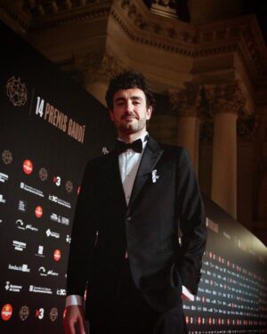 Miki Esparbé Instagram - #PremisGaudí2022 ✨✨✨ @academiacinecat 
👔: @emporioarmani 🙌🏻 @jd_val