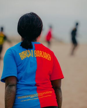 Miki Esparbé Instagram - BARÇA O BARZAKH és la frase que les persones del Senegal diuen abans d'emprendre el seu perillós viatge cap a Europa a bord d'una embarcació precària. Vol dir "Barcelona o mort". Arribar o morir en l'intent.
L'any 2023, almenys 6.618 persones van morir en aquest trajecte que, any rere any, ha convertit el Mar Mediterrani en la fossa comuna més gran del continent.
Per recordar les seves vides i per denunciar les polítiques de fronteres de la Unió Europea, Top Manta la marca social i solidaria dels manters de Barcelona, presenta aquesta col•lecció.

••••••••••••••••••••••••••••

BARÇA O BARZAKH es la frase que las personas de Senegal dicen antes de emprender su peligroso viaje hacia Europa a bordo de un cayuco. Quiere decir
"Barcelona o muerte", llegar o morir en el intento.
En 2023, al menos 6.618 personas murieron en este trayecto que, año tras año, ha convertido al Mar Mediterráneo en la fosa común más grande del continente.
Para denunciar políticas de fronteras de la Unión Europea y para recordar a las personas que han perdido la vida intentando cruzarlas, @topmanta_bcn
presenta esta colección.

••••••••••••••••••••••••••••

BARÇA OR BARZAKH is the phrase that accompanies our dangerous journey to Europe aboard a small fishing boat. It means "Barcelona or death," to arrive or die trying.
In 2023, at least 6,618 people died on this journey, which year after year has turned the Mediterranean Sea into the largest mass grave on the continent.
To denounce the European Union's border policies and honor the memory of those who have perished trying to cross, Top Manta has launched this collection!

••••••••••••••••••••••••••••

www.topmanta.store ✊🏻❤️