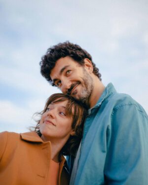Miki Esparbé Instagram - L'ILLA DESERTA de @marcartigau amb @villajamelga 👫🏻 i producció de @la_brutal @grupfocus_ 📸: @leentrelineas 🫠 A PARTIR DEL 2 DE JUNY A @la_villarroel