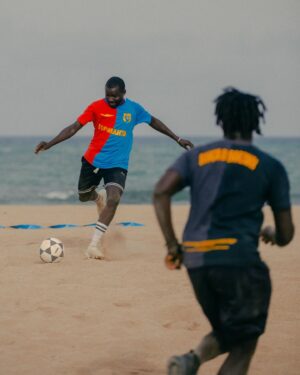 Miki Esparbé Instagram - BARÇA O BARZAKH és la frase que les persones del Senegal diuen abans d'emprendre el seu perillós viatge cap a Europa a bord d'una embarcació precària. Vol dir "Barcelona o mort". Arribar o morir en l'intent.
L'any 2023, almenys 6.618 persones van morir en aquest trajecte que, any rere any, ha convertit el Mar Mediterrani en la fossa comuna més gran del continent.
Per recordar les seves vides i per denunciar les polítiques de fronteres de la Unió Europea, Top Manta la marca social i solidaria dels manters de Barcelona, presenta aquesta col•lecció.

••••••••••••••••••••••••••••

BARÇA O BARZAKH es la frase que las personas de Senegal dicen antes de emprender su peligroso viaje hacia Europa a bordo de un cayuco. Quiere decir
"Barcelona o muerte", llegar o morir en el intento.
En 2023, al menos 6.618 personas murieron en este trayecto que, año tras año, ha convertido al Mar Mediterráneo en la fosa común más grande del continente.
Para denunciar políticas de fronteras de la Unión Europea y para recordar a las personas que han perdido la vida intentando cruzarlas, @topmanta_bcn
presenta esta colección.

••••••••••••••••••••••••••••

BARÇA OR BARZAKH is the phrase that accompanies our dangerous journey to Europe aboard a small fishing boat. It means "Barcelona or death," to arrive or die trying.
In 2023, at least 6,618 people died on this journey, which year after year has turned the Mediterranean Sea into the largest mass grave on the continent.
To denounce the European Union's border policies and honor the memory of those who have perished trying to cross, Top Manta has launched this collection!

••••••••••••••••••••••••••••

www.topmanta.store ✊🏻❤️