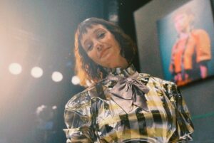 Miki Esparbé Instagram - La Felicidad en #LosPálidos

Equipo maravilla capitaneado por la infinitamente talentosa y admirada @lucia_carballal ✨✨✨✨✨

Hoy estrenamos, hasta el 26 de marzo nos vemos en el @centrodramaticonacional 

📸 (1 y 3) : @luzsoria.ph 

•••••••••••••

Escenografía: @aameloni 

Iluminación: @palomap79 

Vestuario: Sandra Espinosa

Sonido: Sandra Vicente

Ayudante de Dirección: @raquelsalarcon 

Ay. Escenografía y vestuario: @igone_teso 

Fotos: @luzsoria.ph 

Videoescena   fotografía   fotos cartel: @barbarasanchezpalomero 

Maquillaje y peluquería vídeo: Milena Bono

Diseño cartel : @equiposopa 

••••••••••••••