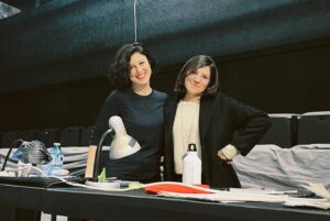 Miki Esparbé Instagram - La Felicidad en #LosPálidos

Equipo maravilla capitaneado por la infinitamente talentosa y admirada @lucia_carballal ✨✨✨✨✨

Hoy estrenamos, hasta el 26 de marzo nos vemos en el @centrodramaticonacional 

📸 (1 y 3) : @luzsoria.ph 

•••••••••••••

Escenografía: @aameloni 

Iluminación: @palomap79 

Vestuario: Sandra Espinosa

Sonido: Sandra Vicente

Ayudante de Dirección: @raquelsalarcon 

Ay. Escenografía y vestuario: @igone_teso 

Fotos: @luzsoria.ph 

Videoescena   fotografía   fotos cartel: @barbarasanchezpalomero 

Maquillaje y peluquería vídeo: Milena Bono

Diseño cartel : @equiposopa 

••••••••••••••