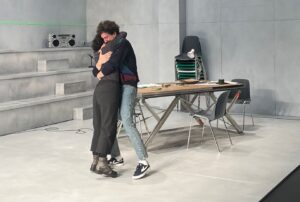 Miki Esparbé Instagram - La Felicidad en #LosPálidos

Equipo maravilla capitaneado por la infinitamente talentosa y admirada @lucia_carballal ✨✨✨✨✨

Hoy estrenamos, hasta el 26 de marzo nos vemos en el @centrodramaticonacional 

📸 (1 y 3) : @luzsoria.ph 

•••••••••••••

Escenografía: @aameloni 

Iluminación: @palomap79 

Vestuario: Sandra Espinosa

Sonido: Sandra Vicente

Ayudante de Dirección: @raquelsalarcon 

Ay. Escenografía y vestuario: @igone_teso 

Fotos: @luzsoria.ph 

Videoescena   fotografía   fotos cartel: @barbarasanchezpalomero 

Maquillaje y peluquería vídeo: Milena Bono

Diseño cartel : @equiposopa 

••••••••••••••