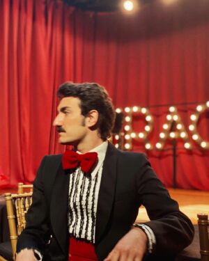 Miki Esparbé Instagram - Hoy a las 22:30h #FREDDY y #ELASFALTO en @ver_espanola ✨ uno de los proyectos más bonitos e intensos de mi vida ❤️‍🔥 @pacoplaza @torrebe & EQUIPO #HistoriasParaNoDormir