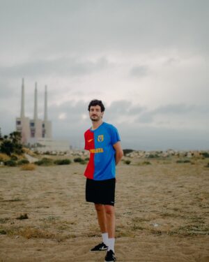 Miki Esparbé Instagram - BARÇA O BARZAKH és la frase que les persones del Senegal diuen abans d'emprendre el seu perillós viatge cap a Europa a bord d'una embarcació precària. Vol dir "Barcelona o mort". Arribar o morir en l'intent.
L'any 2023, almenys 6.618 persones van morir en aquest trajecte que, any rere any, ha convertit el Mar Mediterrani en la fossa comuna més gran del continent.
Per recordar les seves vides i per denunciar les polítiques de fronteres de la Unió Europea, Top Manta la marca social i solidaria dels manters de Barcelona, presenta aquesta col•lecció.

••••••••••••••••••••••••••••

BARÇA O BARZAKH es la frase que las personas de Senegal dicen antes de emprender su peligroso viaje hacia Europa a bordo de un cayuco. Quiere decir
"Barcelona o muerte", llegar o morir en el intento.
En 2023, al menos 6.618 personas murieron en este trayecto que, año tras año, ha convertido al Mar Mediterráneo en la fosa común más grande del continente.
Para denunciar políticas de fronteras de la Unión Europea y para recordar a las personas que han perdido la vida intentando cruzarlas, @topmanta_bcn
presenta esta colección.

••••••••••••••••••••••••••••

BARÇA OR BARZAKH is the phrase that accompanies our dangerous journey to Europe aboard a small fishing boat. It means "Barcelona or death," to arrive or die trying.
In 2023, at least 6,618 people died on this journey, which year after year has turned the Mediterranean Sea into the largest mass grave on the continent.
To denounce the European Union's border policies and honor the memory of those who have perished trying to cross, Top Manta has launched this collection!

••••••••••••••••••••••••••••

www.topmanta.store ✊🏻❤️