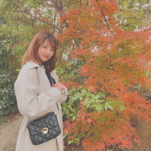 Miki Hashima Instagram - ほんのちょっとだけ紅葉を
楽しめました🍁❤️

#コート
#バッグ
#heather
