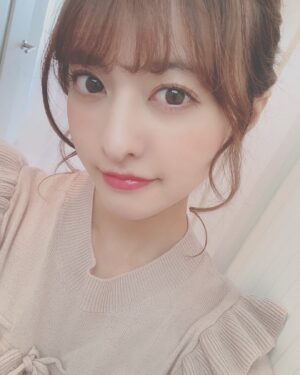 Miki Hashima Instagram - お気に入りのリップ💋💓 今日のリップの色は
新色のやきもちPINK♡

名前もリップの色も可愛くて
女の子はみんな使って欲しいリップ😍💕 #つやぷるリップ 
#bidol