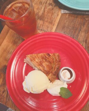 Miki Hashima Instagram - 今日はアップルパイを食べました🥰

🍎🍎🍎