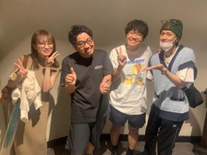 Miki Kousei Instagram - 友達！！
#昨日のミキ漫は
#僕たちの友達が
#たくさん観に来てくれはりました！
#よるブラファミリーの
#ふみくんとまなっちゃん！
#スタッフもたくさん来てくれはった！
#道ファミリーの
#ぱにぱにぱにぱにともちんぱ
#と熊谷さん！
#ともちんぱはやっぱり文字で打つとぱに多いのがわかる！
#フジファブリック
#山内さん！
#今回に限ってフジファブリックさんの曲使ってない！
#なんでやねん！
#恋つづファミリー！
#毎熊ちゃん！
#傘どけろよ！
#深夜でんぱ四天王も来てくれはったり
#パリミキの僕らのパパも来てくれはったり
#お花もたくさんいただいて
#発表会みたいで嬉しかったです！
#色んな人に支えられてるなぁ！