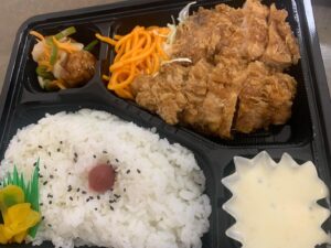 Miki Kousei Instagram - 昼飯！！
#昨日は
#蛙亭
#の宮崎小林市でのイベント！
#イワクラちゃんの地元！
#昼ごはんは楽屋に用意していただいた
#小林市で有名なお店
#市場食堂 さん
#のチキン南蛮弁当！
#うまいー！
#でかくて太い！
#タルタルに付けながら！
#他にも宮崎名物がたくさん！
#ほとんど
#宮崎物産展！
#空港の売店！
#イワクラちゃんが地元の人たちに愛されてることを
#宮崎名物達の陳列で実感！
#こんだけもてなしてもろて
#腹いっぱい食べさせてもろたら
#昔話やと明日おれら食われる！
#イワクラちゃんありがとう！
#ついでに
#中野くんもありがとう！
