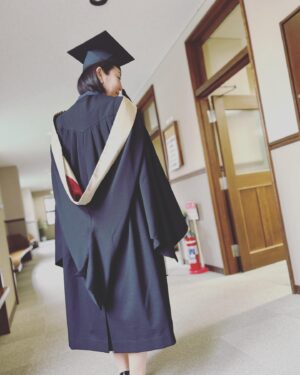 Miki Sakai Instagram - 東洋英和女学院大学大学院、国際協力研究科修士課程を修了いたしました！（社会科学修士）

コロナ前→コロナ禍→コロナ禍の出口の光がみえてきた？という環境下の4年間の長期履修での研究は、なかなかの波乱でございました。

子育てにお仕事に研究と、詰め込みすぎな4年間でしたが、まぁ、そんな時期があってもいいじゃない！楽しんじゃえばいいじゃない！と前向きな私と、なかなか越えられない壁を前に辛くもがき苦しみ、もう辞めちゃおうか！という挫折しそうな私がいたり。いろんな私がいました。

修了式を終え、
今、静かな部屋でひとり。
これを書いていて、、涙がこみあげてきました。
簡単にはいい尽くせない4年間の時間を、ゆっくり噛み締めたいとおもいます。

多くの方々の支えがあって、本日、修了の日を迎えることができました。感謝しかありません。
本当にお世話になりました。
心よりありがとうございました♡

酒井美紀

#酒井美紀#大学院#終了式#女優#学び直し#muaproduction#湘南#ありがとう#感謝#お世話になりました