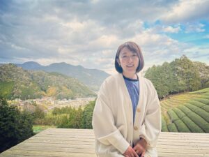 Miki Sakai Instagram - 4月2日、夜10時45分からNHK静岡で私を密着していただい番組が放送します。
配信もあるので是非、皆様そちらでも🌿

撮影では地元静岡へも行きましたよー。
なんか、密着は初めてでとても恥ずかしい気持ちですが、、
良ければご覧になってくださいね。

#酒井美紀#女優#muaproduction#湘南#NHK#静岡#茶畑#密着