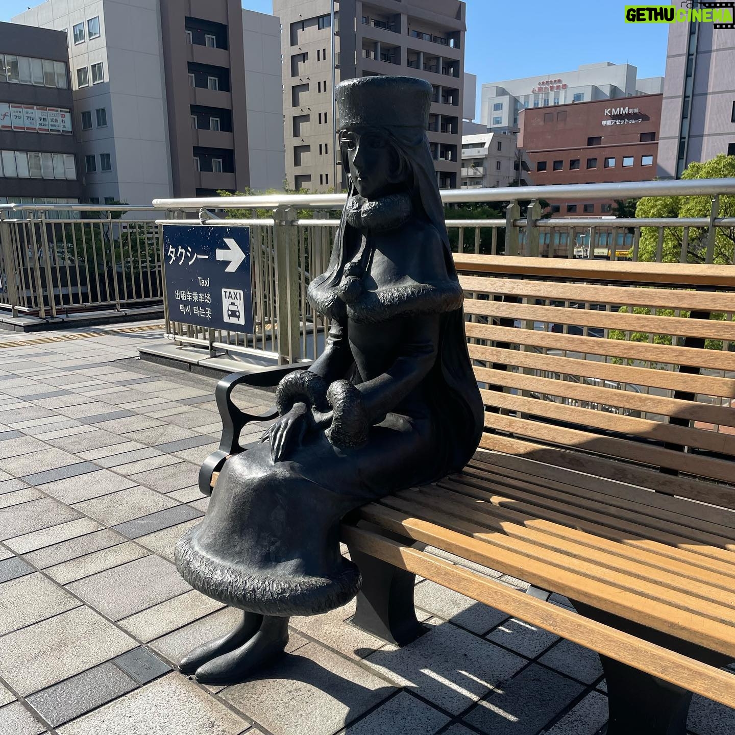 Miki Yakata - 458 Likes - 大好きな松本零士さん
先週お仕事で北九州・小倉へ行った日、
その日は都内で松本零士先生の
お別れの会があった日でした
小倉駅のデッキにいた
メーテル、鉄郎、ハーロック。
偉大な人がもうこの世界に
この星にいないのを改めて
思ってしまいました
小さい頃お母さんがよくメーテルを模写していたり、
お家にあるビデオでも銀河鉄道999があったり、
気づいたら銀河鉄道999を始め、
幼少期から松本零士さんの作品は、
自分のなかの生きることとか出逢い・別れについての
想像力を広げてくれました。
SLが好きなのも松本零士先生がきっかけ
帰省で大分から名古屋に行く時
いつも電車移動をしていて
その時は銀河鉄道999の主題歌を聴いたり、
映画を観たりしていました。
松本零士さんが生み出した
沢山の夢・ロマン・青春が
詰まった人々=登場人物たち
漫画・アニメの世界だけじゃなく
彼らはこれからも広い世界で宇宙で生きてるんだと、
これからも大きな空を見たら思い返します。
ありがとう、松本零士先生