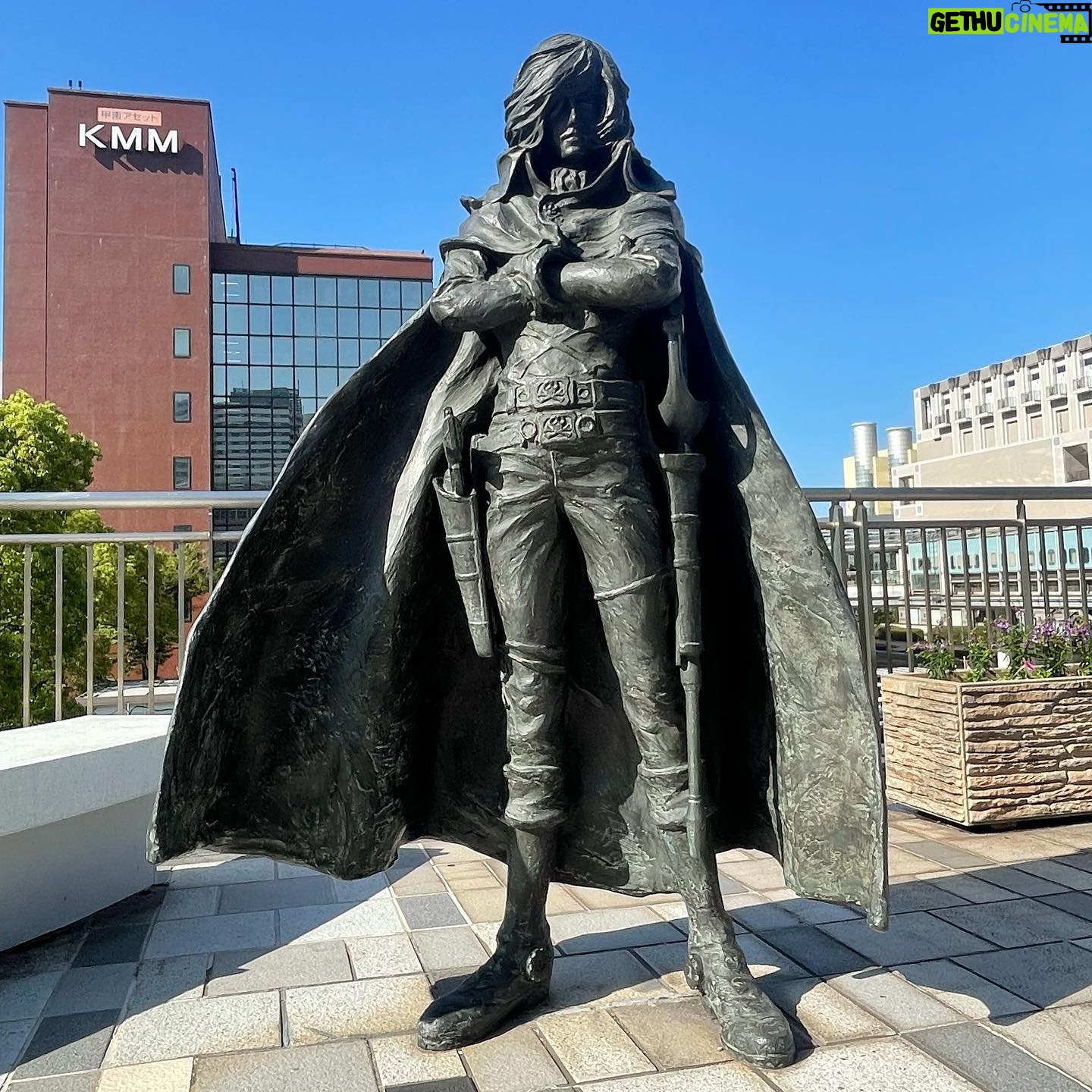 Miki Yakata - 458 Likes - 大好きな松本零士さん
先週お仕事で北九州・小倉へ行った日、
その日は都内で松本零士先生の
お別れの会があった日でした
小倉駅のデッキにいた
メーテル、鉄郎、ハーロック。
偉大な人がもうこの世界に
この星にいないのを改めて
思ってしまいました
小さい頃お母さんがよくメーテルを模写していたり、
お家にあるビデオでも銀河鉄道999があったり、
気づいたら銀河鉄道999を始め、
幼少期から松本零士さんの作品は、
自分のなかの生きることとか出逢い・別れについての
想像力を広げてくれました。
SLが好きなのも松本零士先生がきっかけ
帰省で大分から名古屋に行く時
いつも電車移動をしていて
その時は銀河鉄道999の主題歌を聴いたり、
映画を観たりしていました。
松本零士さんが生み出した
沢山の夢・ロマン・青春が
詰まった人々=登場人物たち
漫画・アニメの世界だけじゃなく
彼らはこれからも広い世界で宇宙で生きてるんだと、
これからも大きな空を見たら思い返します。
ありがとう、松本零士先生