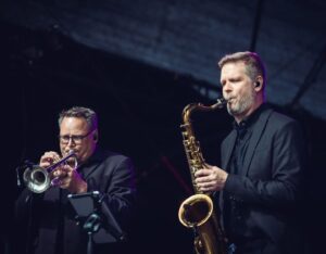 Mikko Leppilampi Instagram - Meijän bändi🤍

#mikkoleppilampiband 

Kuvat: @tiiaohman