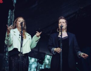 Mikko Leppilampi Instagram - Meijän bändi🤍

#mikkoleppilampiband 

Kuvat: @tiiaohman